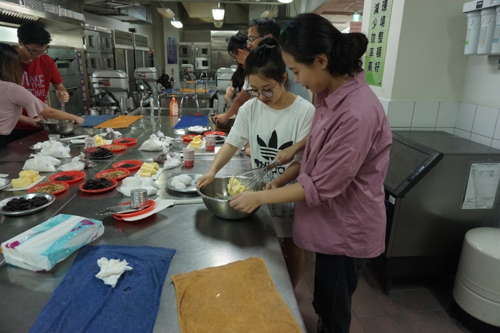 澳城大國際旅遊與管理學院師生赴台灣明道大學參觀西點烘焙示範教室並進行西點烘焙實務課程